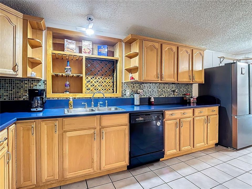 Active With Contract: $199,750 (2 beds, 2 baths, 1242 Square Feet)
