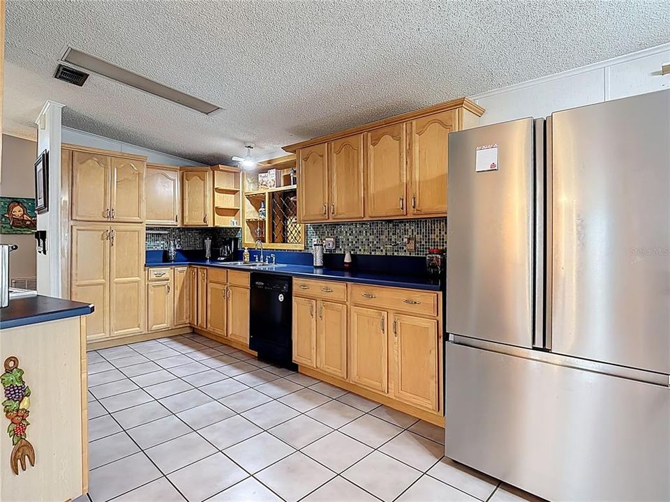 Active With Contract: $199,750 (2 beds, 2 baths, 1242 Square Feet)