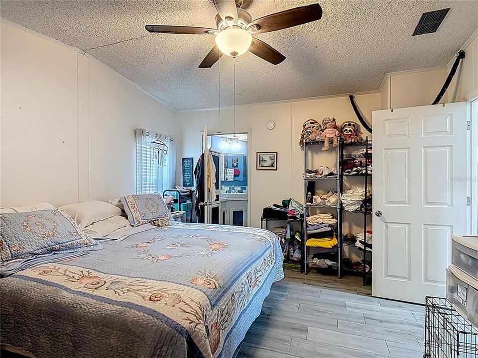 Active With Contract: $199,750 (2 beds, 2 baths, 1242 Square Feet)