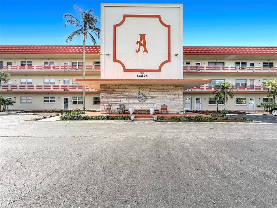 Active With Contract: $130,000 (1 beds, 1 baths, 815 Square Feet)