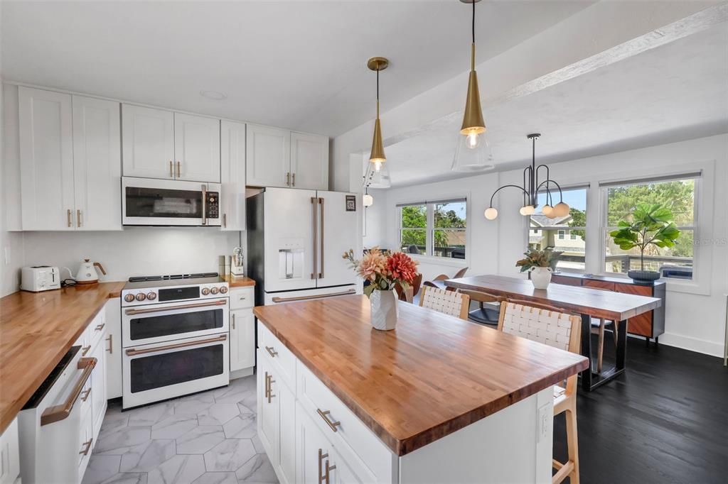 For Sale: $1,199,900 (3 beds, 3 baths, 2565 Square Feet)
