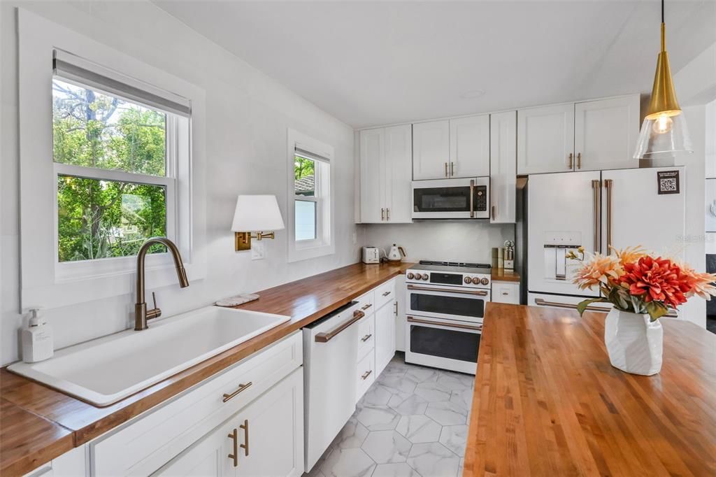 For Sale: $1,199,900 (3 beds, 3 baths, 2565 Square Feet)