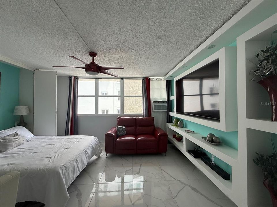 For Sale: $275,000 (1 beds, 1 baths, 409 Square Feet)