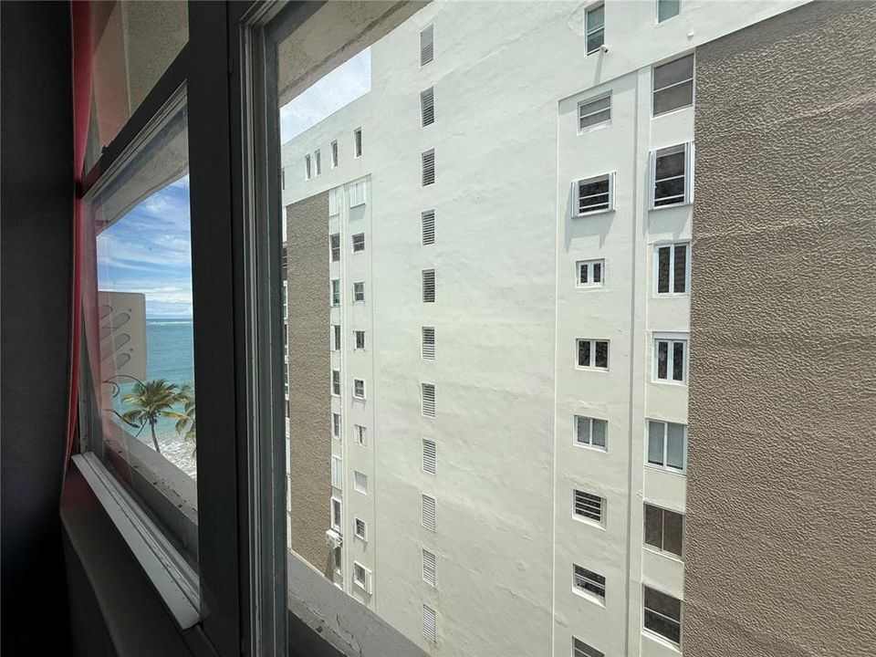 For Sale: $275,000 (1 beds, 1 baths, 409 Square Feet)