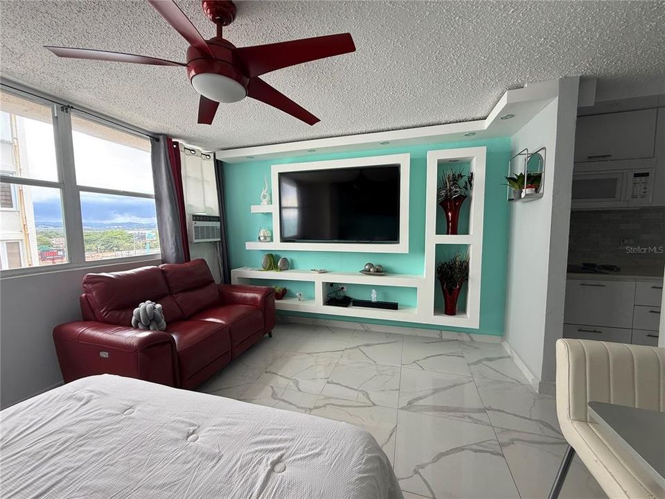 For Sale: $275,000 (1 beds, 1 baths, 409 Square Feet)