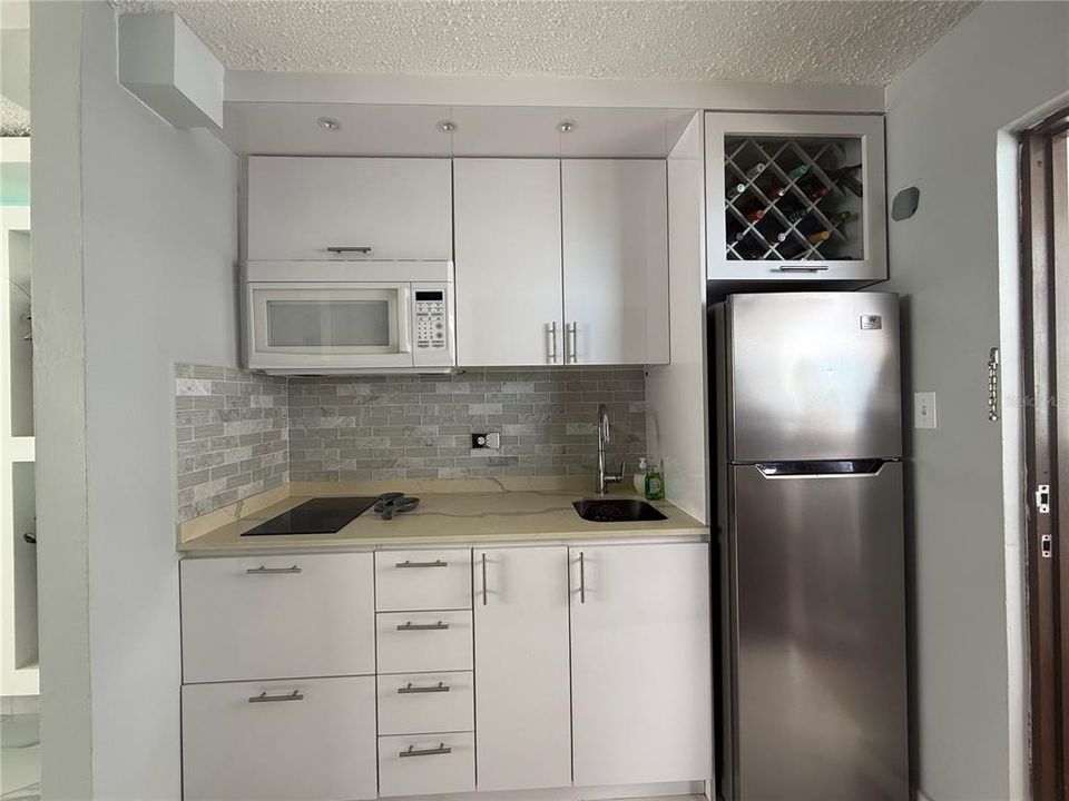 For Sale: $275,000 (1 beds, 1 baths, 409 Square Feet)