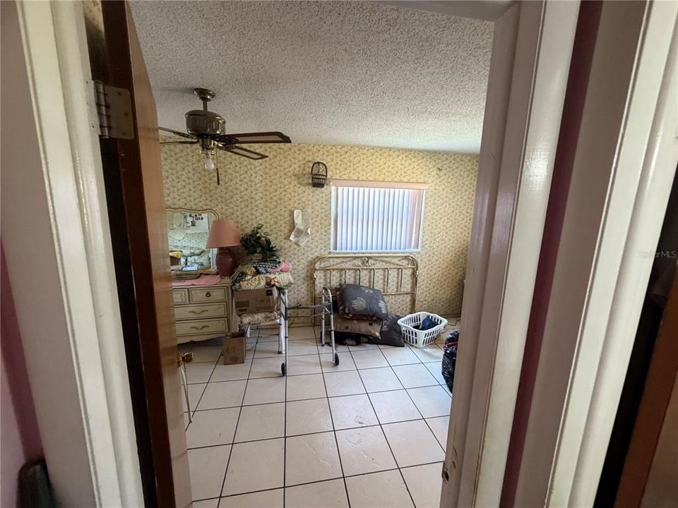 Active With Contract: $259,900 (3 beds, 1 baths, 1128 Square Feet)