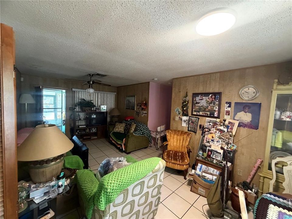 Active With Contract: $259,900 (3 beds, 1 baths, 1128 Square Feet)