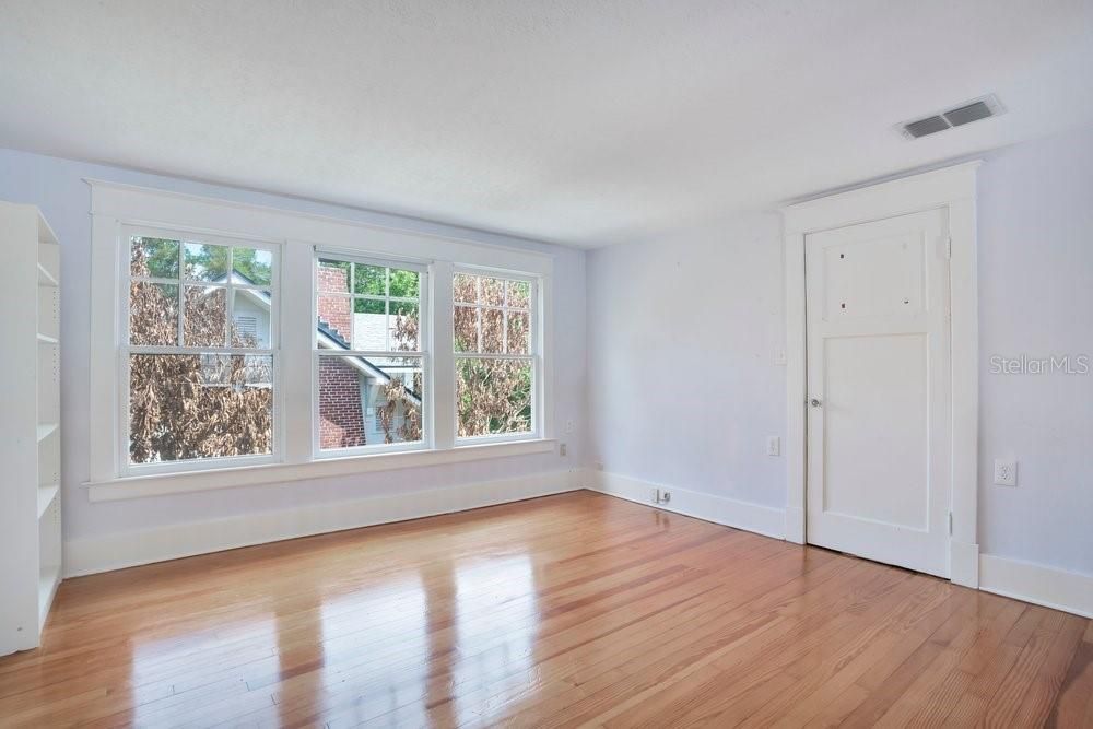 Activo con contrato: $1,495,000 (4 camas, 2 baños, 2163 Pies cuadrados)