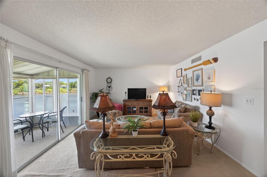 For Sale: $119,900 (2 beds, 2 baths, 1138 Square Feet)