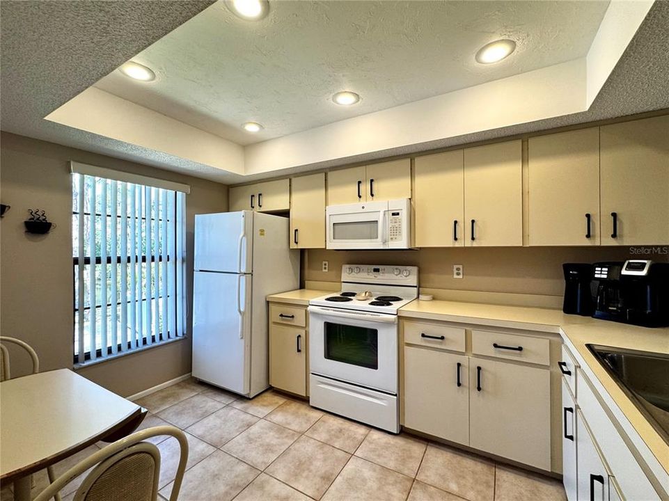 合同活跃: $1,990 (2 贝兹, 2 浴室, 1072 平方英尺)