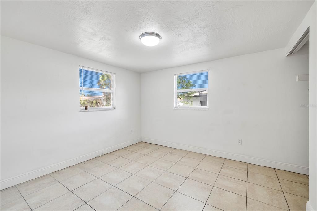 Active With Contract: $1,500 (3 beds, 1 baths, 1120 Square Feet)