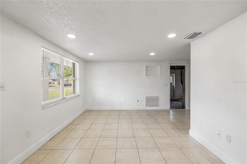Active With Contract: $1,500 (3 beds, 1 baths, 1120 Square Feet)