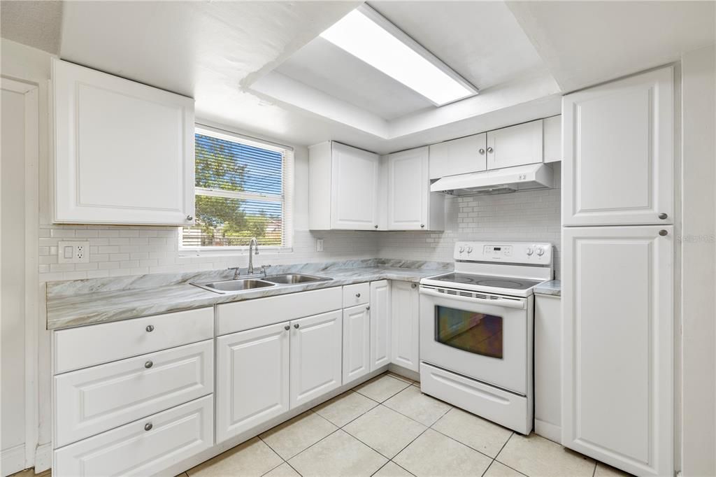 Active With Contract: $1,500 (3 beds, 1 baths, 1120 Square Feet)