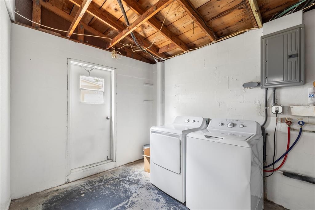 Active With Contract: $1,500 (3 beds, 1 baths, 1120 Square Feet)