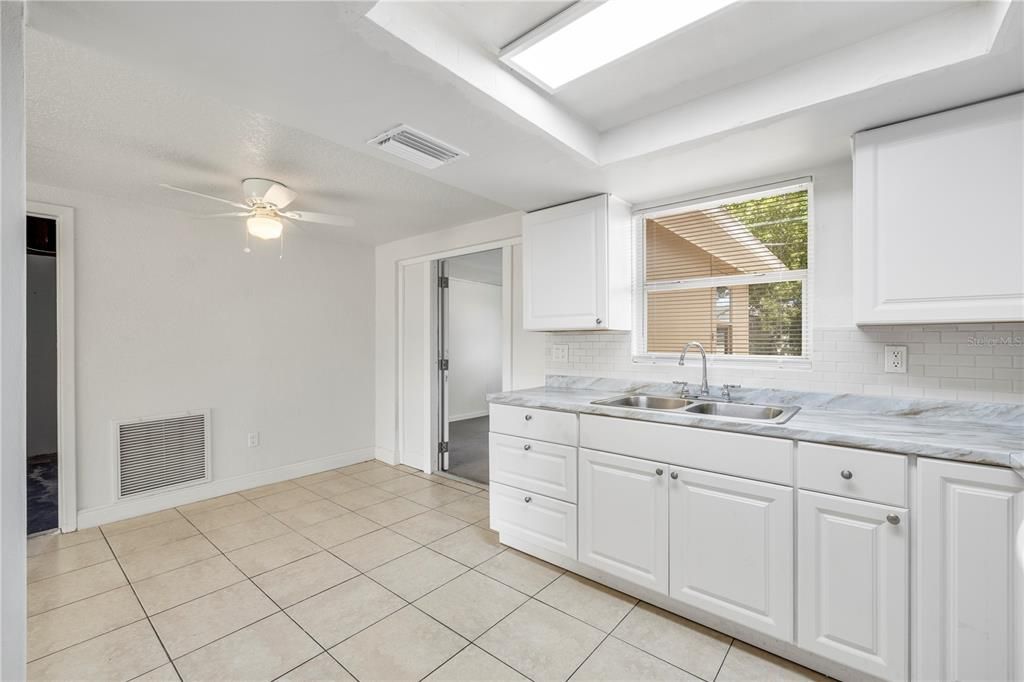 Active With Contract: $1,500 (3 beds, 1 baths, 1120 Square Feet)