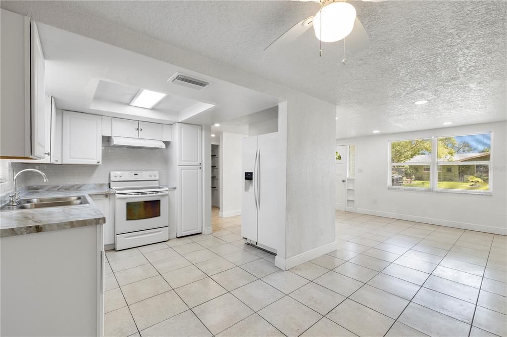 Active With Contract: $1,500 (3 beds, 1 baths, 1120 Square Feet)