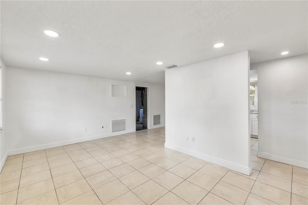 Active With Contract: $1,500 (3 beds, 1 baths, 1120 Square Feet)