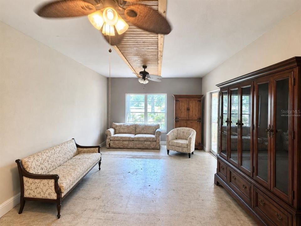 For Sale: $179,900 (2 beds, 2 baths, 1068 Square Feet)