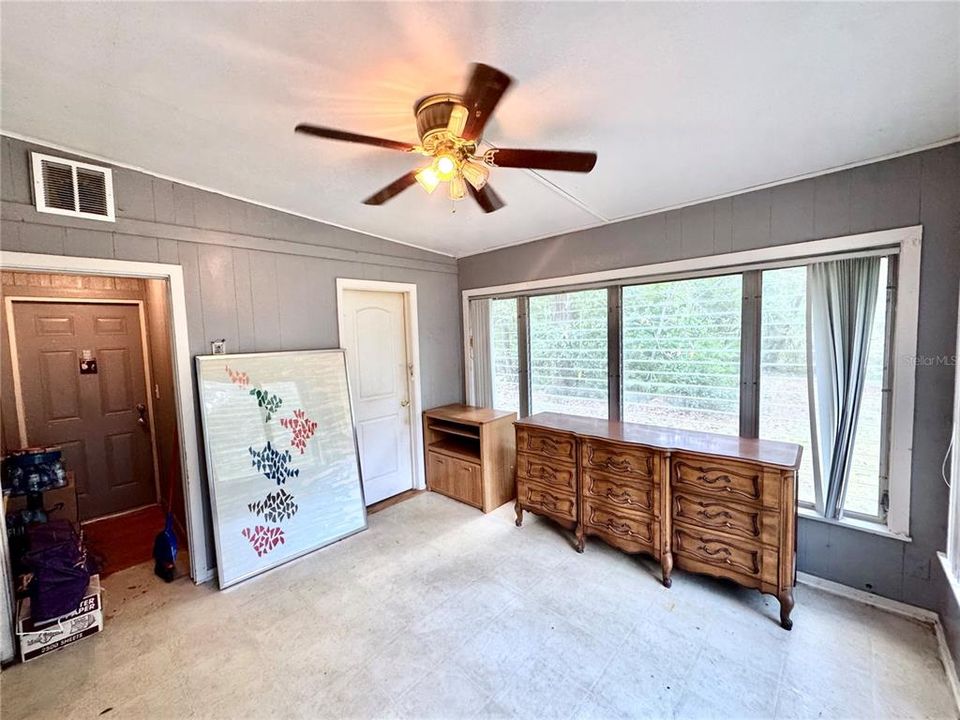 For Sale: $179,900 (2 beds, 2 baths, 1068 Square Feet)