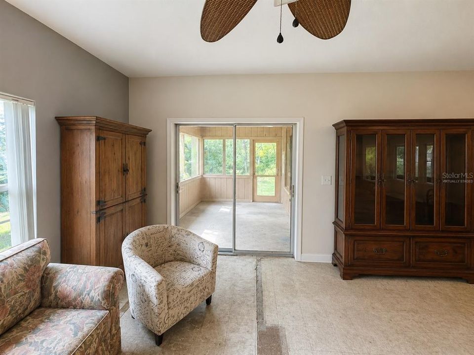 For Sale: $179,900 (2 beds, 2 baths, 1068 Square Feet)