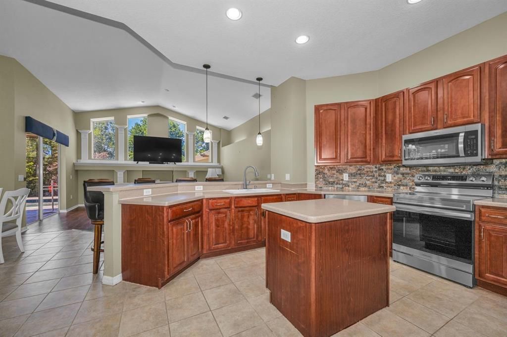 Active With Contract: $674,119 (4 beds, 3 baths, 3172 Square Feet)
