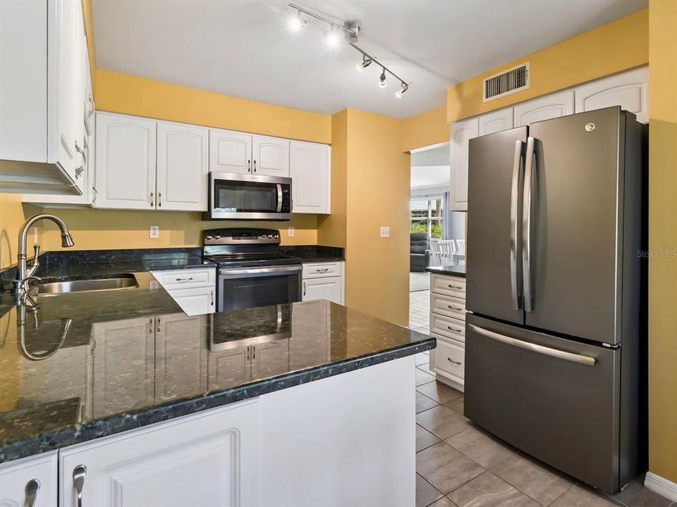 For Sale: $249,000 (3 beds, 2 baths, 1298 Square Feet)