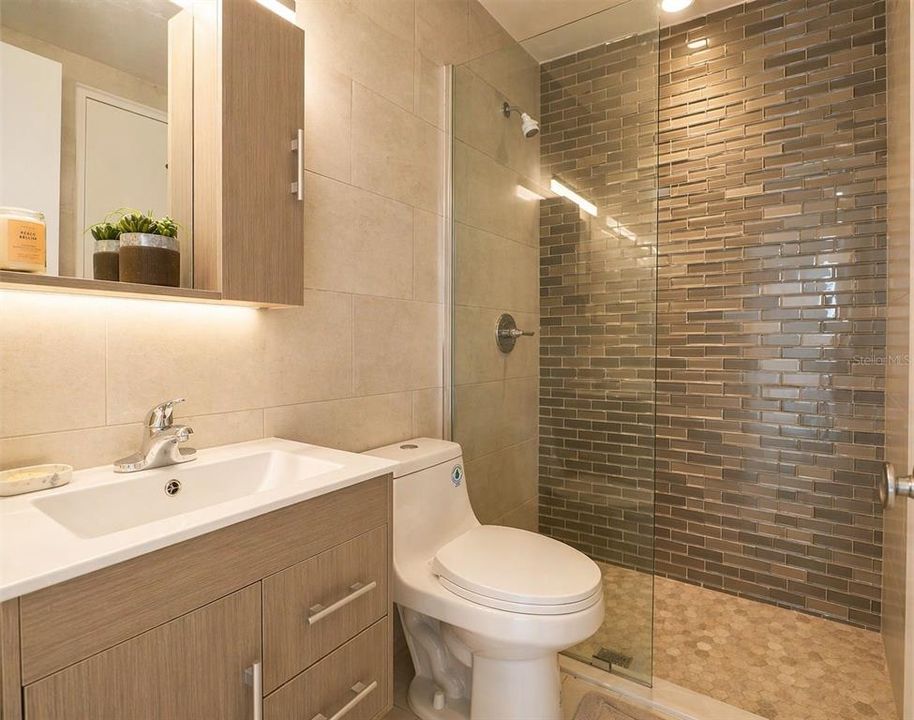 For Sale: $239,900 (2 beds, 1 baths, 937 Square Feet)