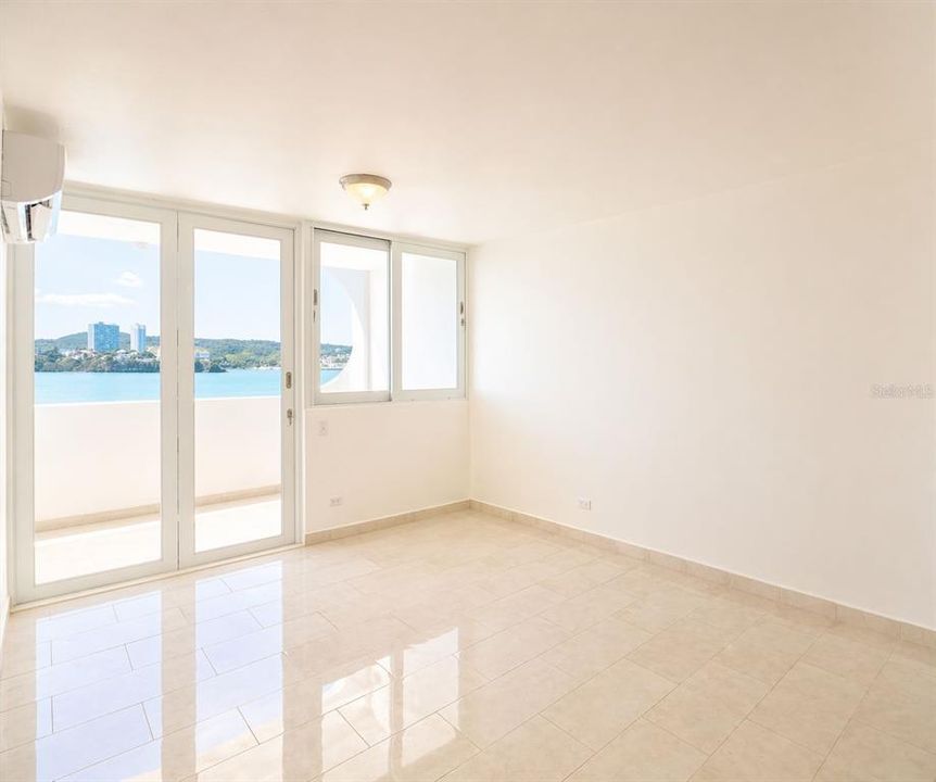 For Sale: $239,900 (2 beds, 1 baths, 937 Square Feet)