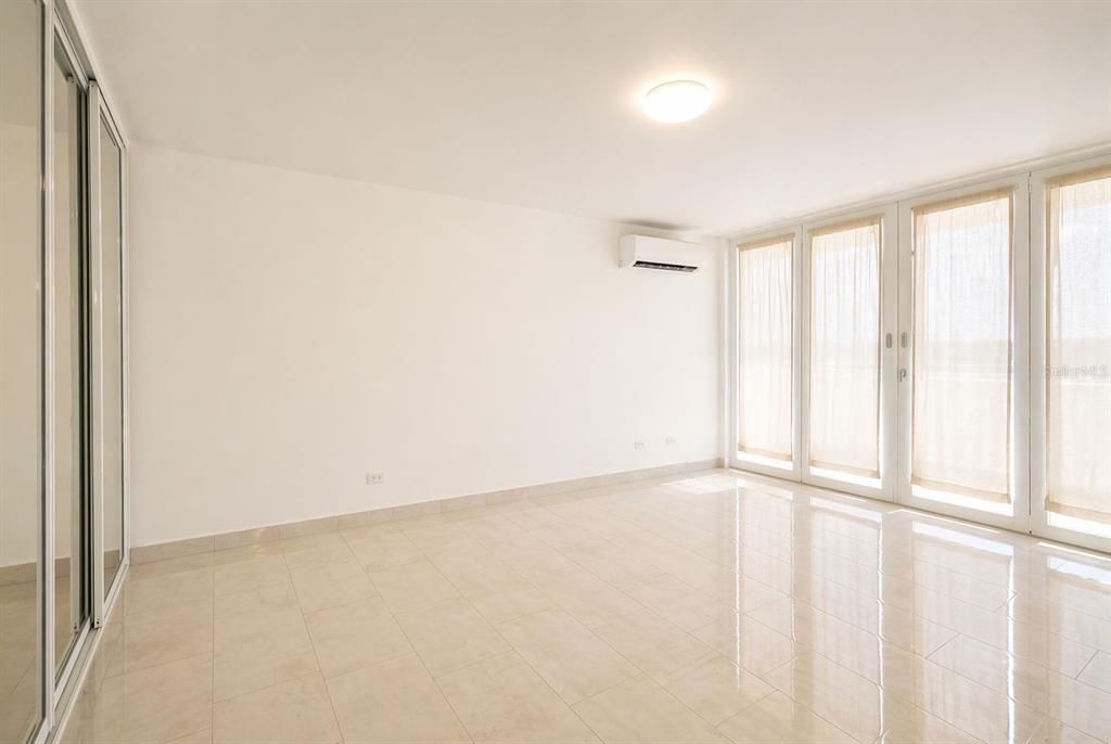 For Sale: $239,900 (2 beds, 1 baths, 937 Square Feet)