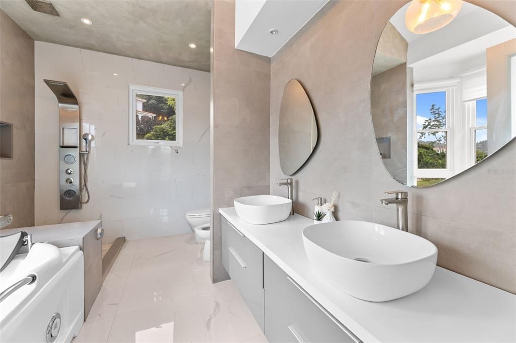 For Sale: $1,495,000 (3 beds, 3 baths, 6000 Square Feet)