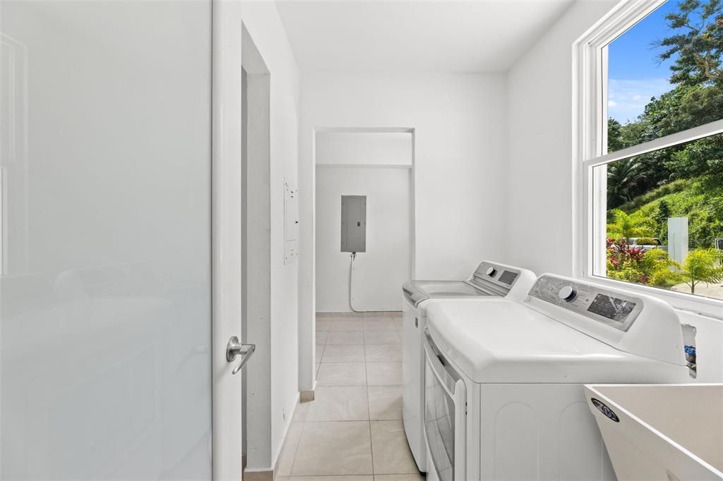 For Sale: $1,495,000 (3 beds, 3 baths, 6000 Square Feet)