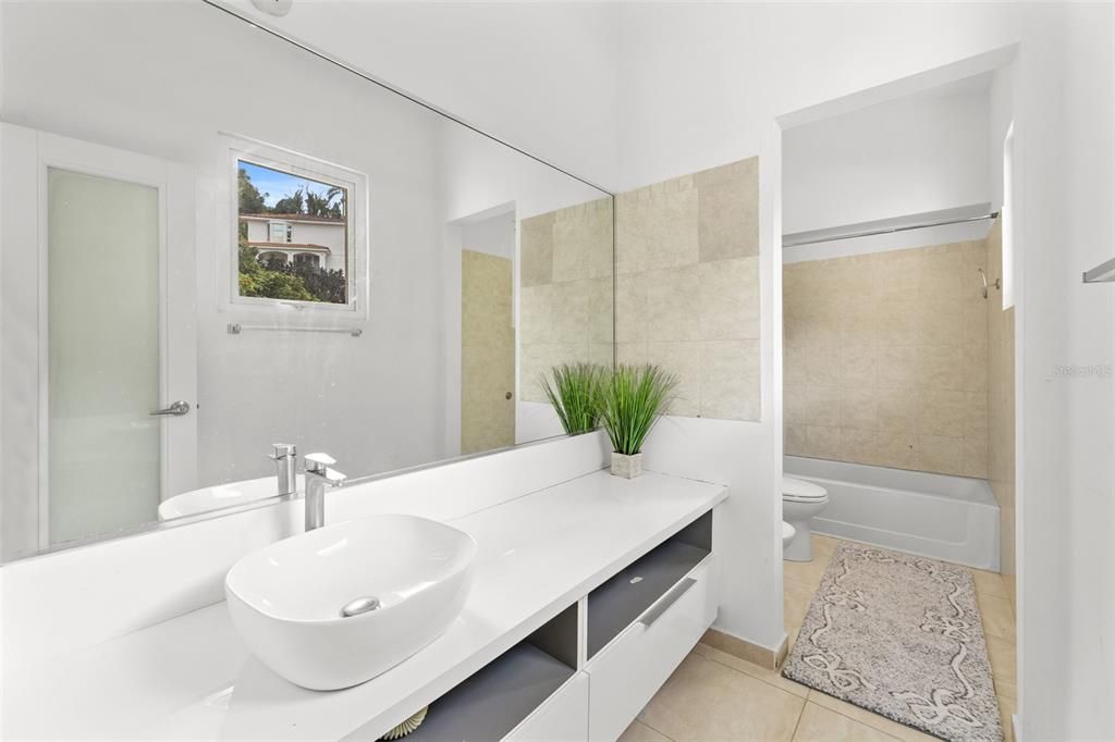 For Sale: $1,495,000 (3 beds, 3 baths, 6000 Square Feet)