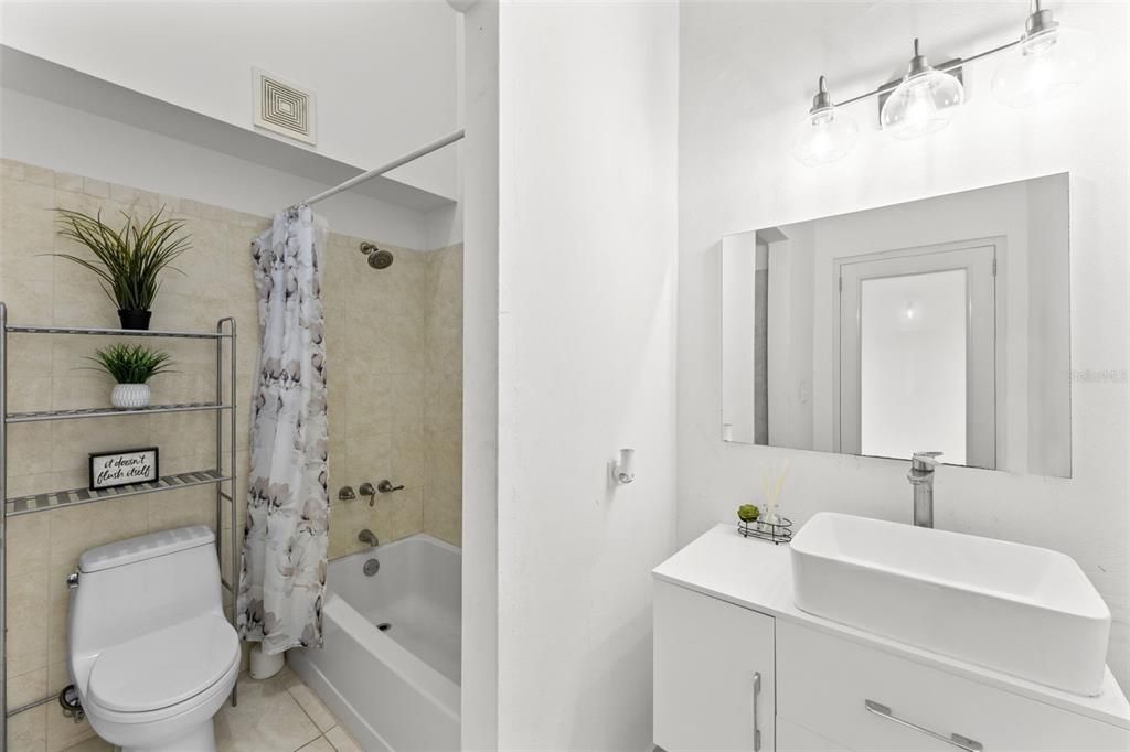For Sale: $1,495,000 (3 beds, 3 baths, 6000 Square Feet)