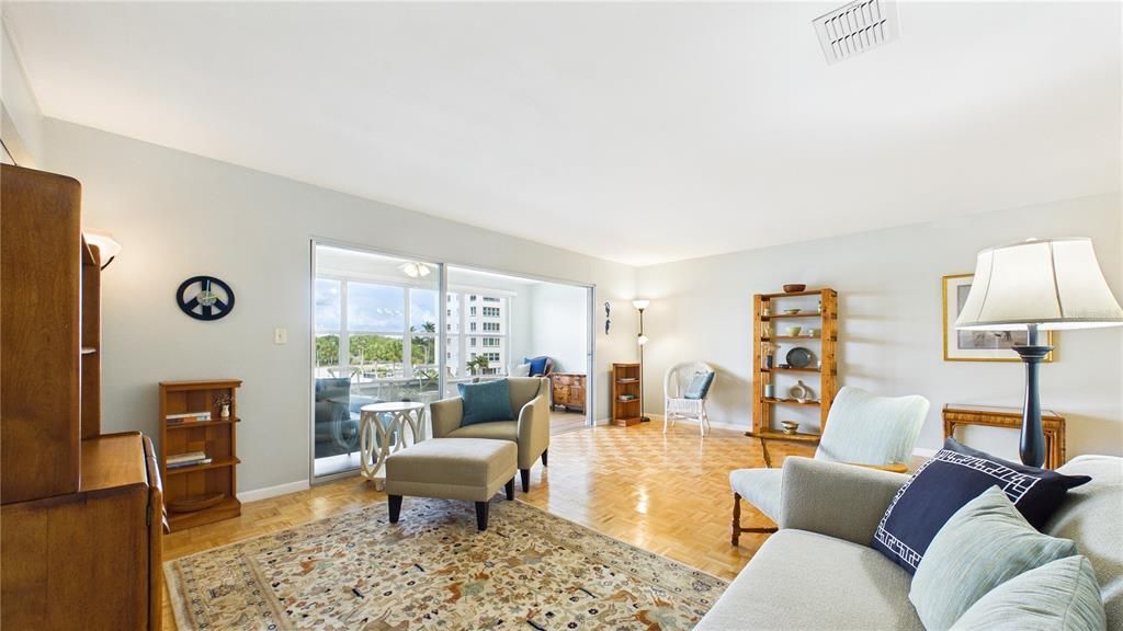 For Sale: $159,900 (1 beds, 1 baths, 1060 Square Feet)