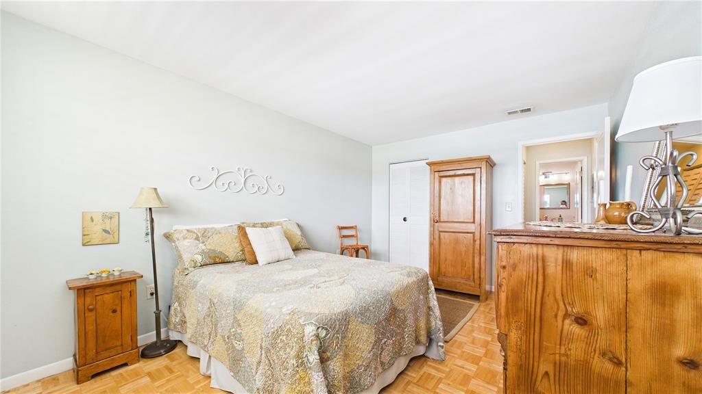 For Sale: $159,900 (1 beds, 1 baths, 1060 Square Feet)