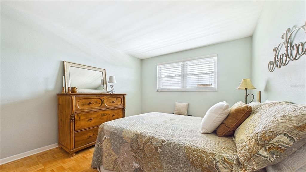 For Sale: $159,900 (1 beds, 1 baths, 1060 Square Feet)