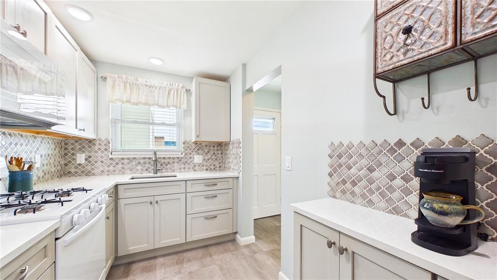 For Sale: $159,900 (1 beds, 1 baths, 1060 Square Feet)