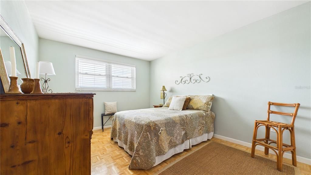 For Sale: $159,900 (1 beds, 1 baths, 1060 Square Feet)