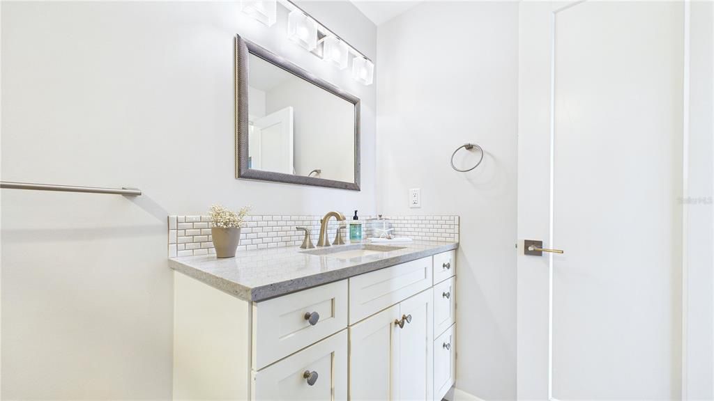 For Sale: $159,900 (1 beds, 1 baths, 1060 Square Feet)