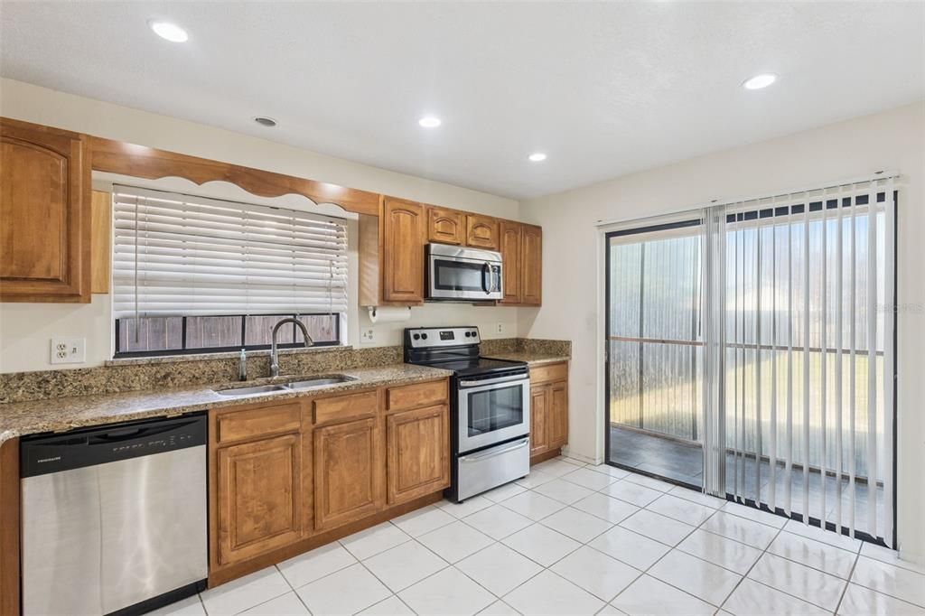 Activo con contrato: $373,000 (4 camas, 2 baños, 1582 Pies cuadrados)