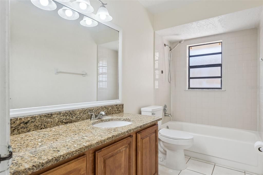 Activo con contrato: $373,000 (4 camas, 2 baños, 1582 Pies cuadrados)