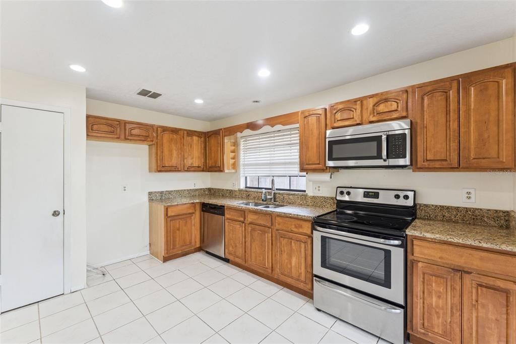 Activo con contrato: $373,000 (4 camas, 2 baños, 1582 Pies cuadrados)