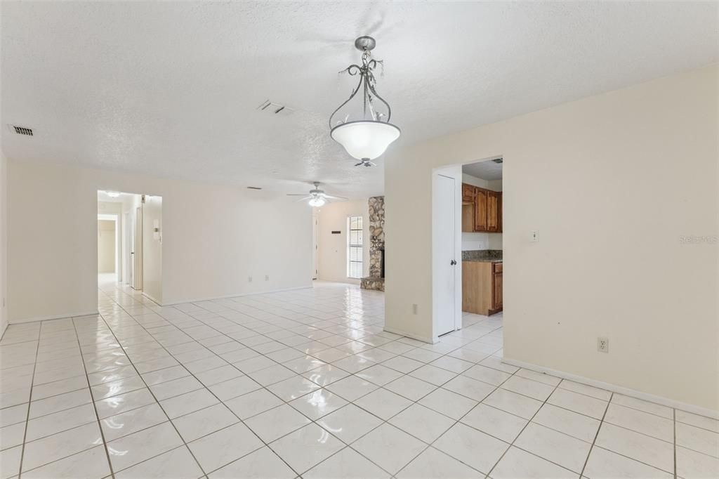 Activo con contrato: $373,000 (4 camas, 2 baños, 1582 Pies cuadrados)