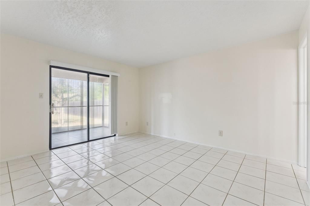 Activo con contrato: $373,000 (4 camas, 2 baños, 1582 Pies cuadrados)