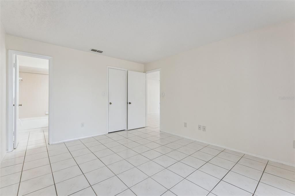 Activo con contrato: $373,000 (4 camas, 2 baños, 1582 Pies cuadrados)