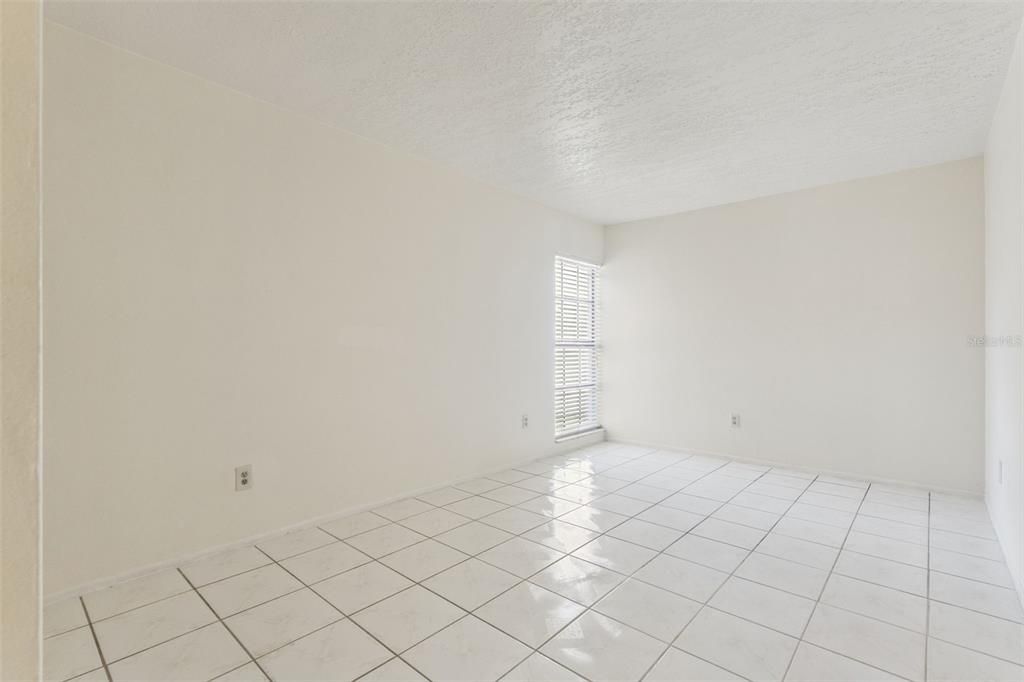 Activo con contrato: $373,000 (4 camas, 2 baños, 1582 Pies cuadrados)