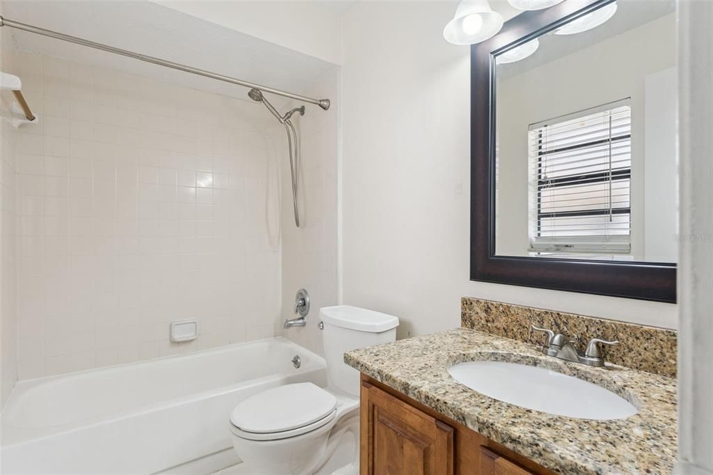 Activo con contrato: $373,000 (4 camas, 2 baños, 1582 Pies cuadrados)