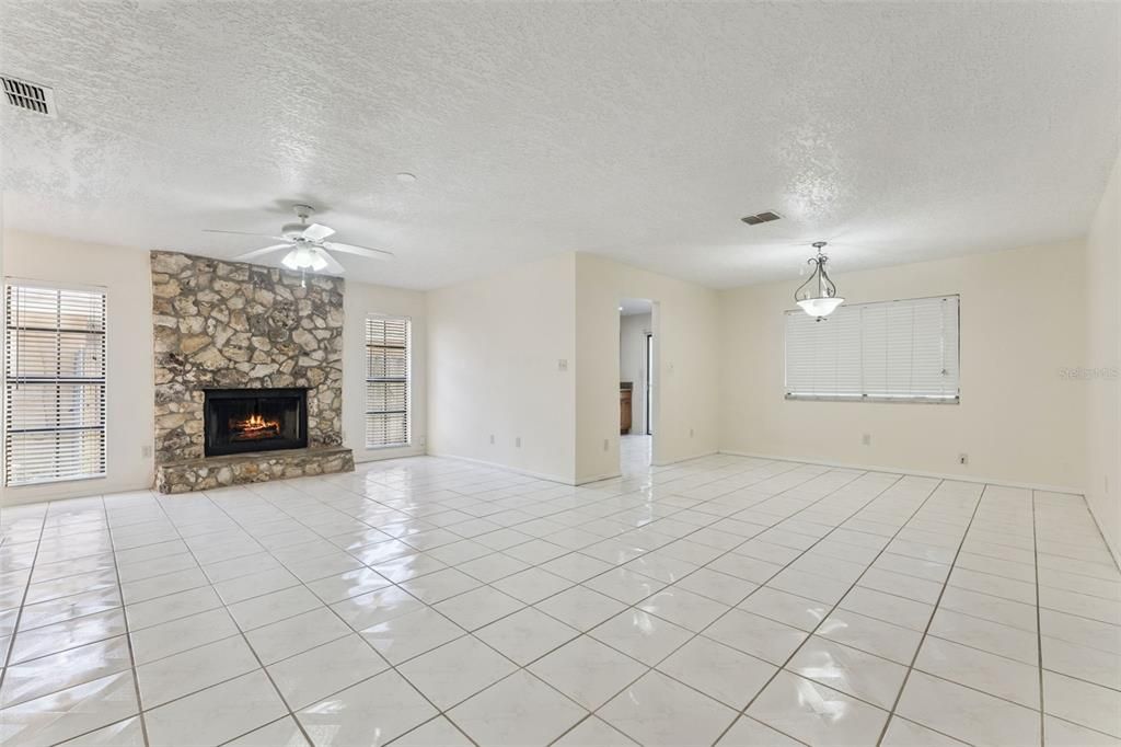 Activo con contrato: $373,000 (4 camas, 2 baños, 1582 Pies cuadrados)