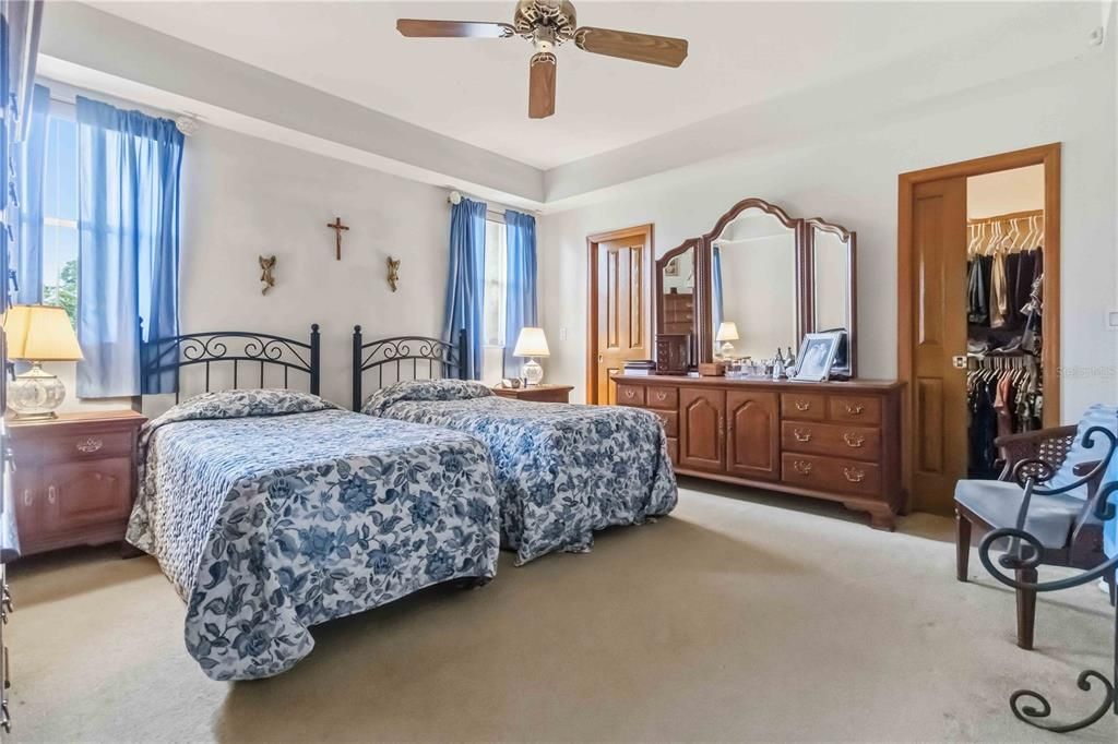 En Venta: $592,900 (4 camas, 3 baños, 2510 Pies cuadrados)
